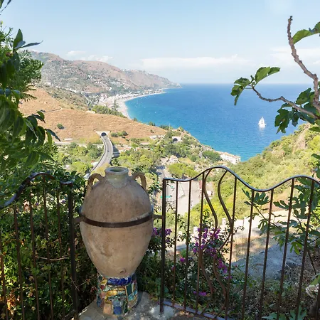 Medea Vacanze מלון דירות טאורמינה